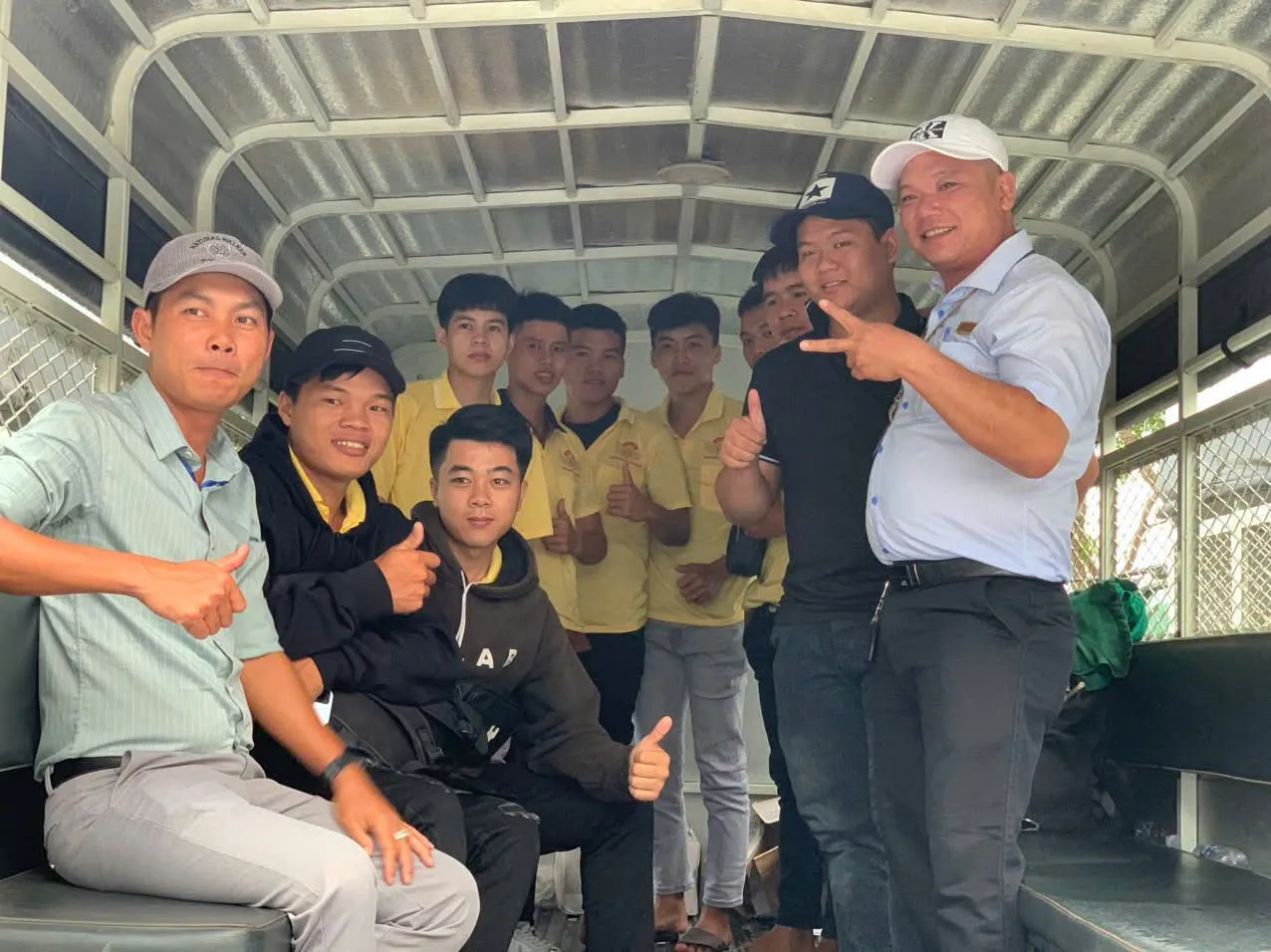 Giáo viên hướng dẫn học viên cách điều khiển xe
