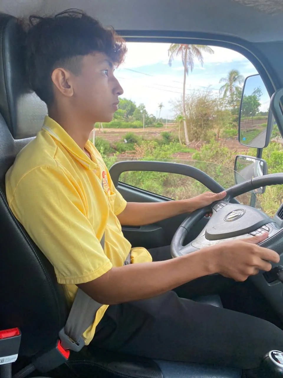 Học viên thực hành lái xe ô tô
