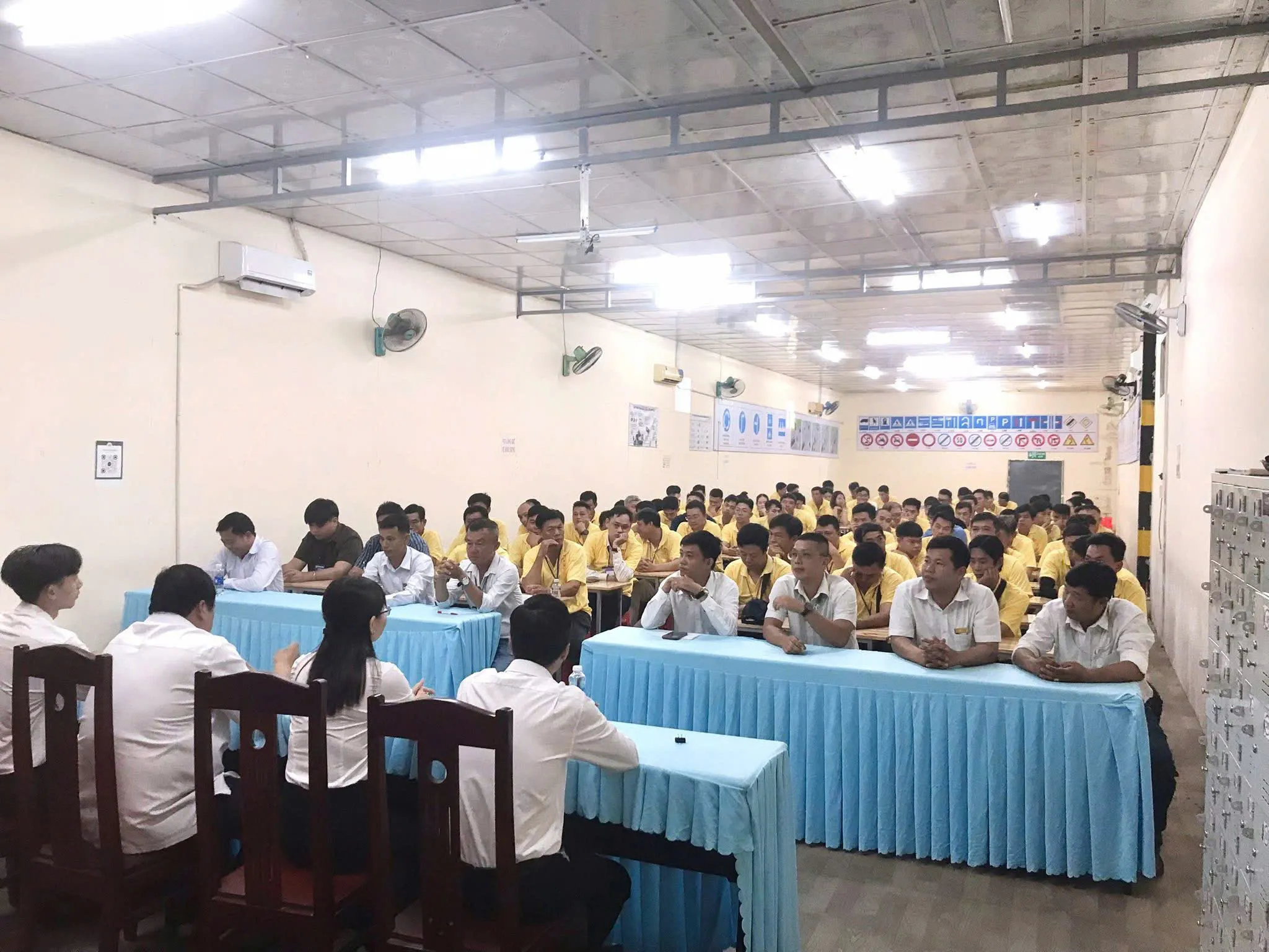 Tư vấn học viên tại trung tâm